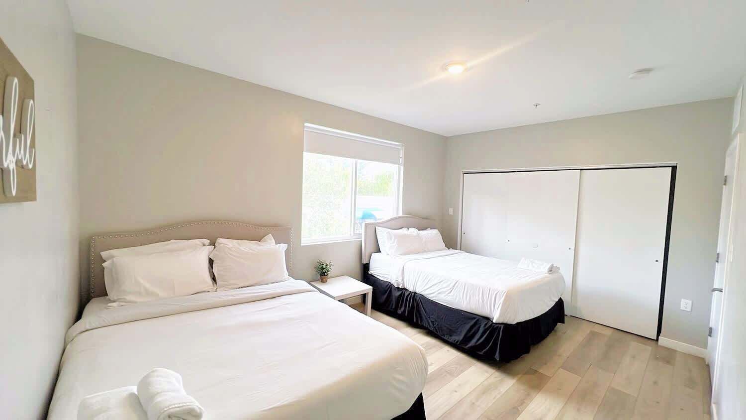 3 habitaciones, tabla de planchar con plancha, wifi y ropa de cama 