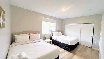 3 habitaciones, tabla de planchar con plancha, wifi y ropa de cama