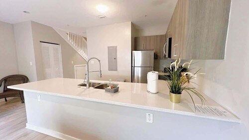 Prime Location Townhouse W  Free Parking