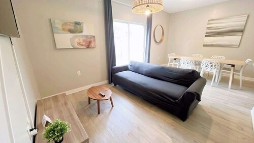 Modern Townhouse Minutes Beach | Free Parking