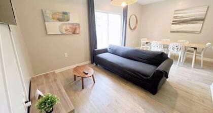 Modern Townhouse Minutes Beach | Free Parking