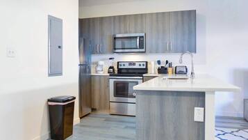 Kühlschrank, Mikrowelle, Ofen, Herdplatte