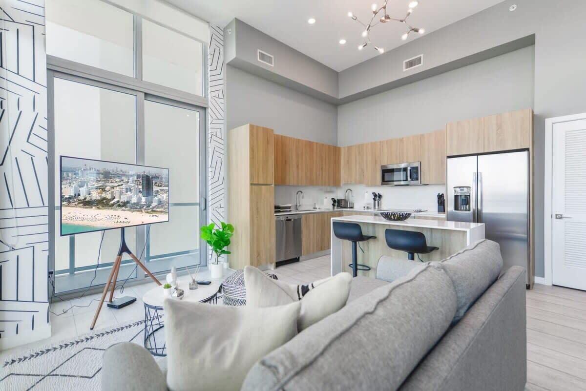 Luxury 1/1 + Den Modern Condo in Design District