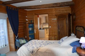3 bedrooms, iron/ironing board, travel cot, free WiFi