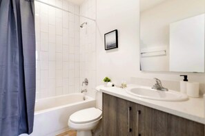 Chuveiro, secador de cabelo, toalhas de banho 