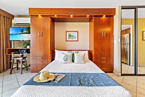 Iron/ironing board, WiFi, bed sheets - Hawaiian-inspired studio with ocean view (Lahaina)
