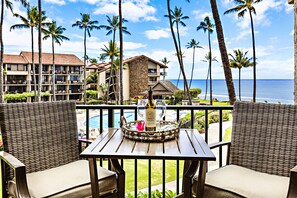 Outdoor dining - Hawaiian-inspired studio with ocean view (Lahaina)