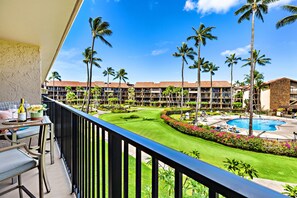 Outdoor dining - Hawaiian-inspired studio with ocean view (Lahaina)
