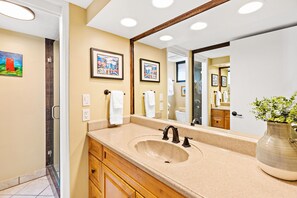 Shower, hair dryer, towels, shampoo - Hawaiian-inspired studio with ocean view (Lahaina)