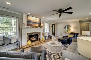 Smart TV - 163 N. Sea Pines Dr- .8 miles to the beach, 4 minutes by bike or 15 min walk. (Hilton Head Island)