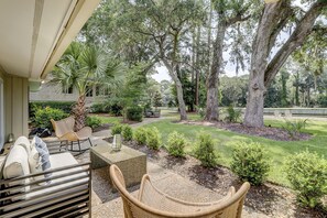 Terrace/patio - 163 N. Sea Pines Dr- .8 miles to the beach, 4 minutes by bike or 15 min walk. (Hilton Head Island)