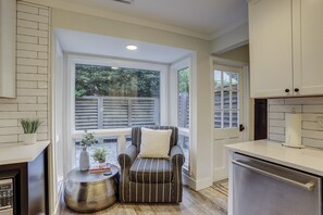 Interior - 163 N. Sea Pines Dr- .8 miles to the beach, 4 minutes by bike or 15 min walk. (Hilton Head Island)