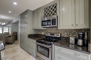 冰箱、微波炉、烤箱、炉灶