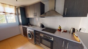 Frigorífico, microondas, horno y lavavajillas