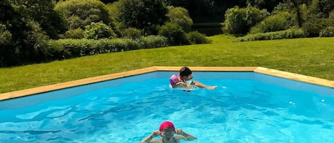 Una piscina al aire libre, una piscina climatizada