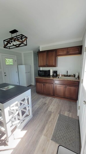 Fridge, cookware/dishes/utensils