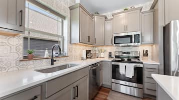 Cottage, Multiple Bedrooms | Private kitchen | Fridge, oven, coffee/tea maker, toaster