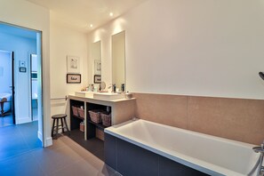 Ensemble douche/baignoire, sĂšche-cheveux, serviettes fournies, savon