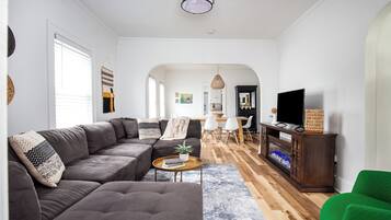 Een smart-tv, een open haard en een dvd-speler