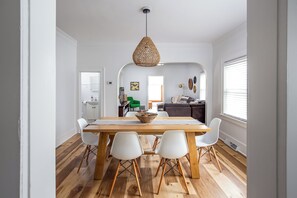 Dining - Cozy Beach House: 1 Block to Lake. (South Haven)