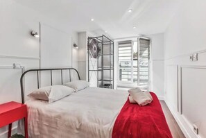 2 chambres, coffres-forts dans les chambres, bureau