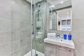 Een douche, een haardroger, handdoeken, zeep