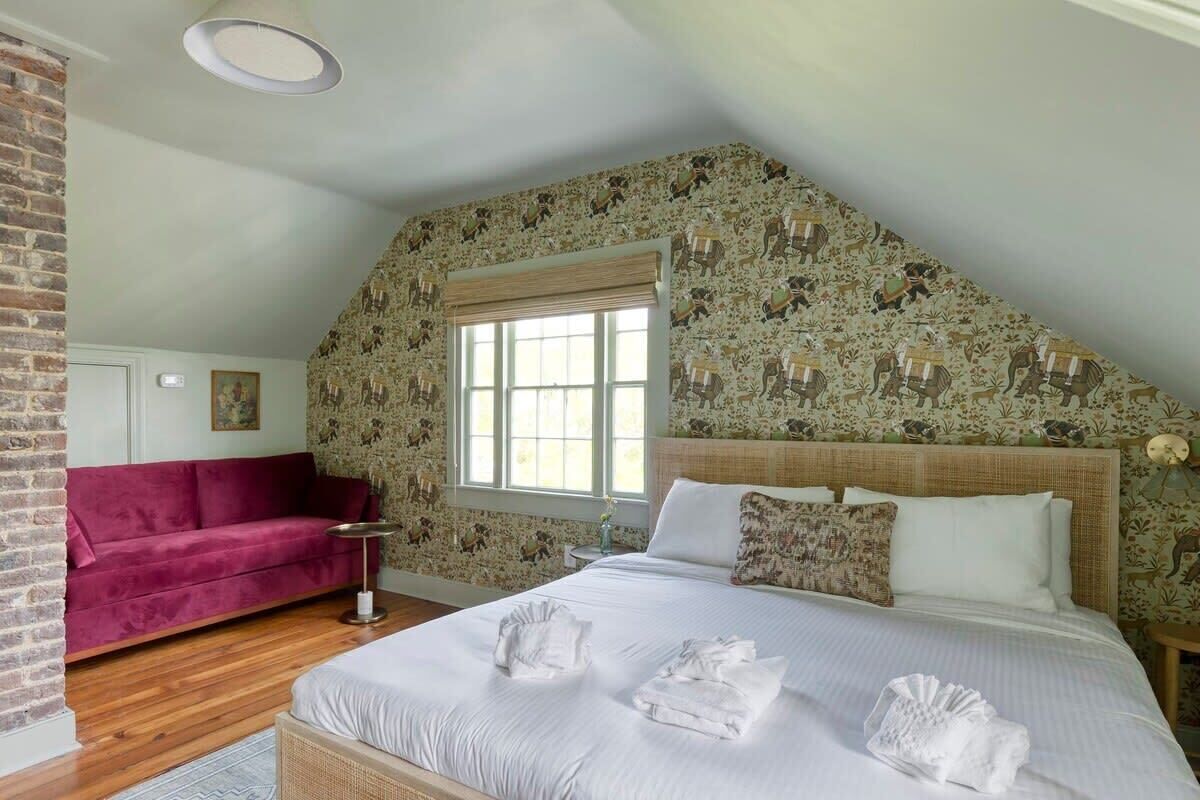 Third Floor Walkup King Suite|Historic B&B