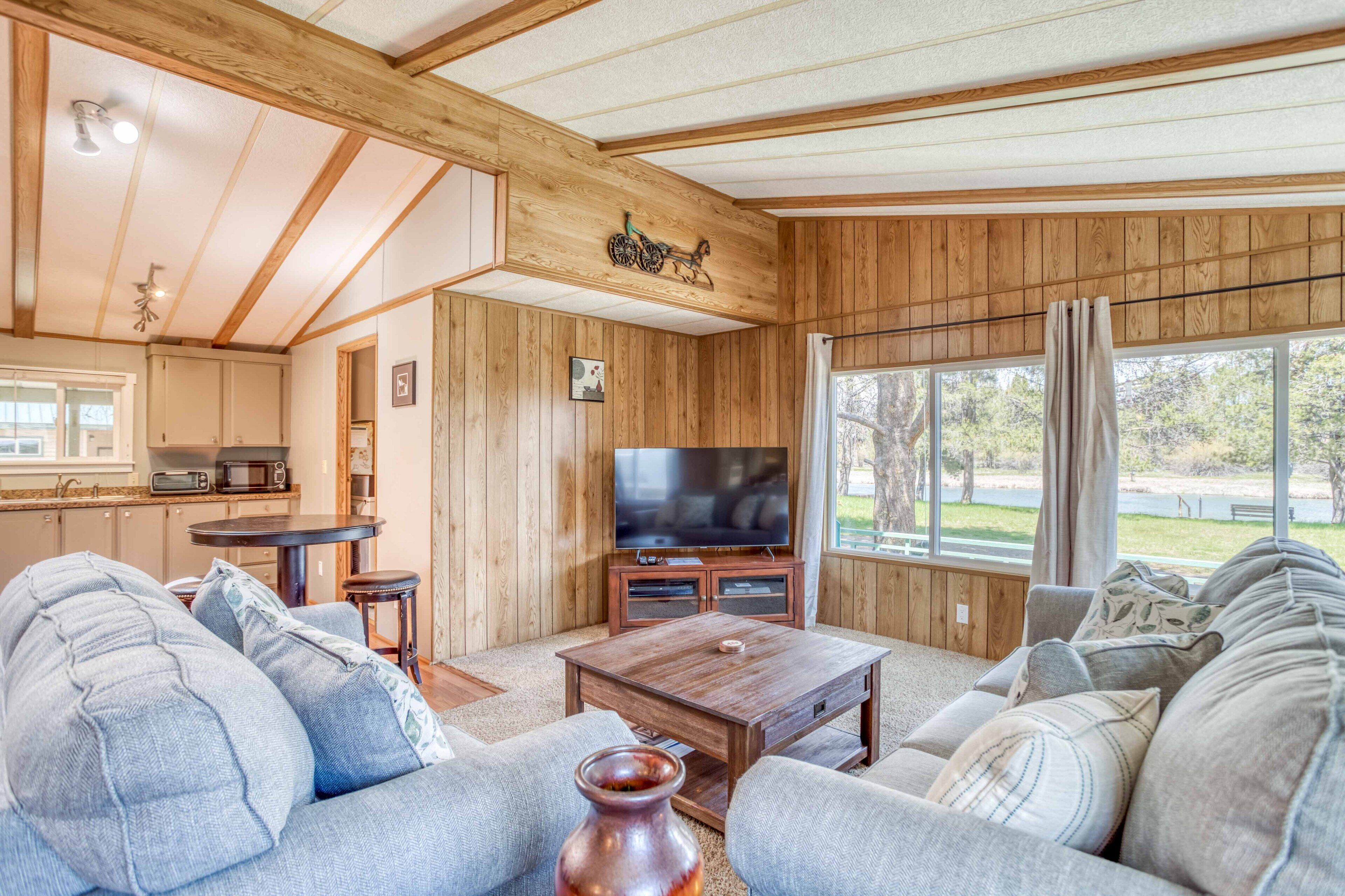 Quaint 3 Bedroom/2 Bathroom Home Near Sunriver on the River!