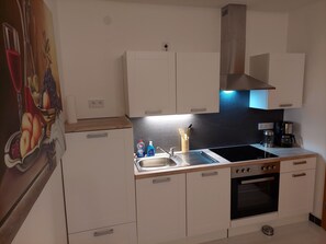 Kühlschrank, Ofen, Herdplatte, Wasserkocher mit Kaffee-/Teezubehör