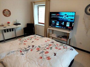 1 Schlafzimmer, Zimmersafe, Schreibtisch, Bügeleisen/Bügelbrett