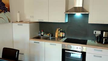 Kühlschrank, Ofen, Herdplatte, Wasserkocher mit Kaffee-/Teezubehör