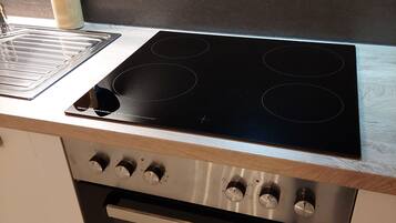 Kühlschrank, Ofen, Herdplatte, Wasserkocher mit Kaffee-/Teezubehör