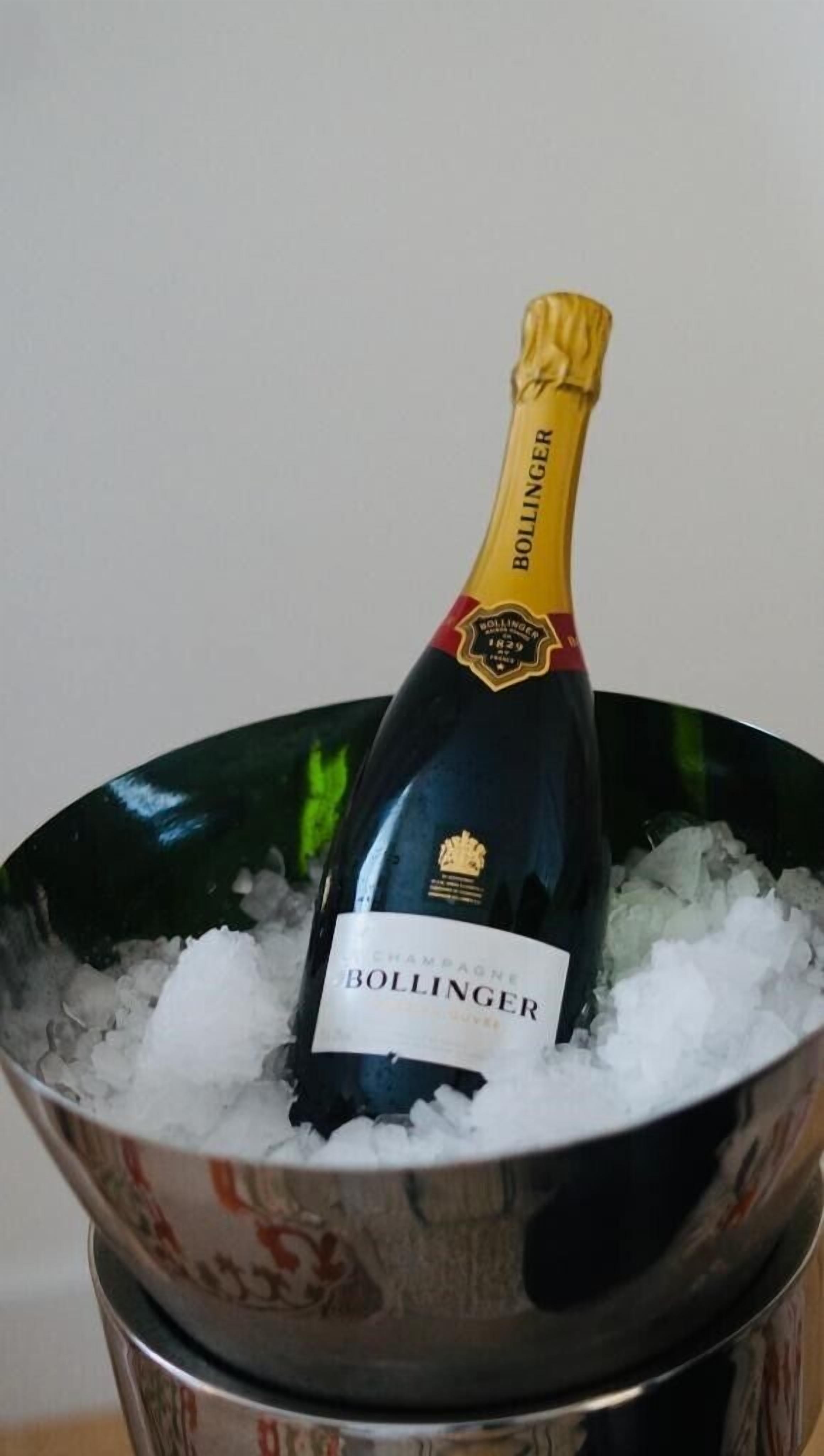 Uma garrafa de champanhe Bollinger em balde de gelo.