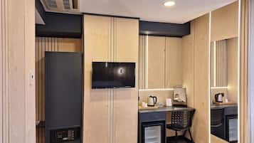Habitación estándar con 1 cama doble o 2 individuales | Minibar, caja fuerte, escritorio y espacio para trabajar con un portátil