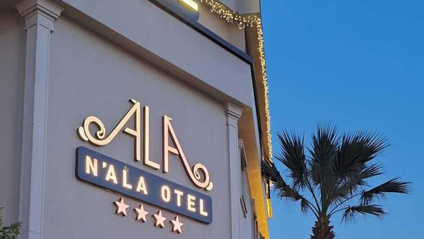 Un hotel llamado "Nala Hotel" con un cartel que indica que es un establecimiento de 4 estrellas.