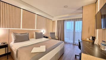 Habitación doble | Minibar, caja fuerte, escritorio y espacio para trabajar con un portátil