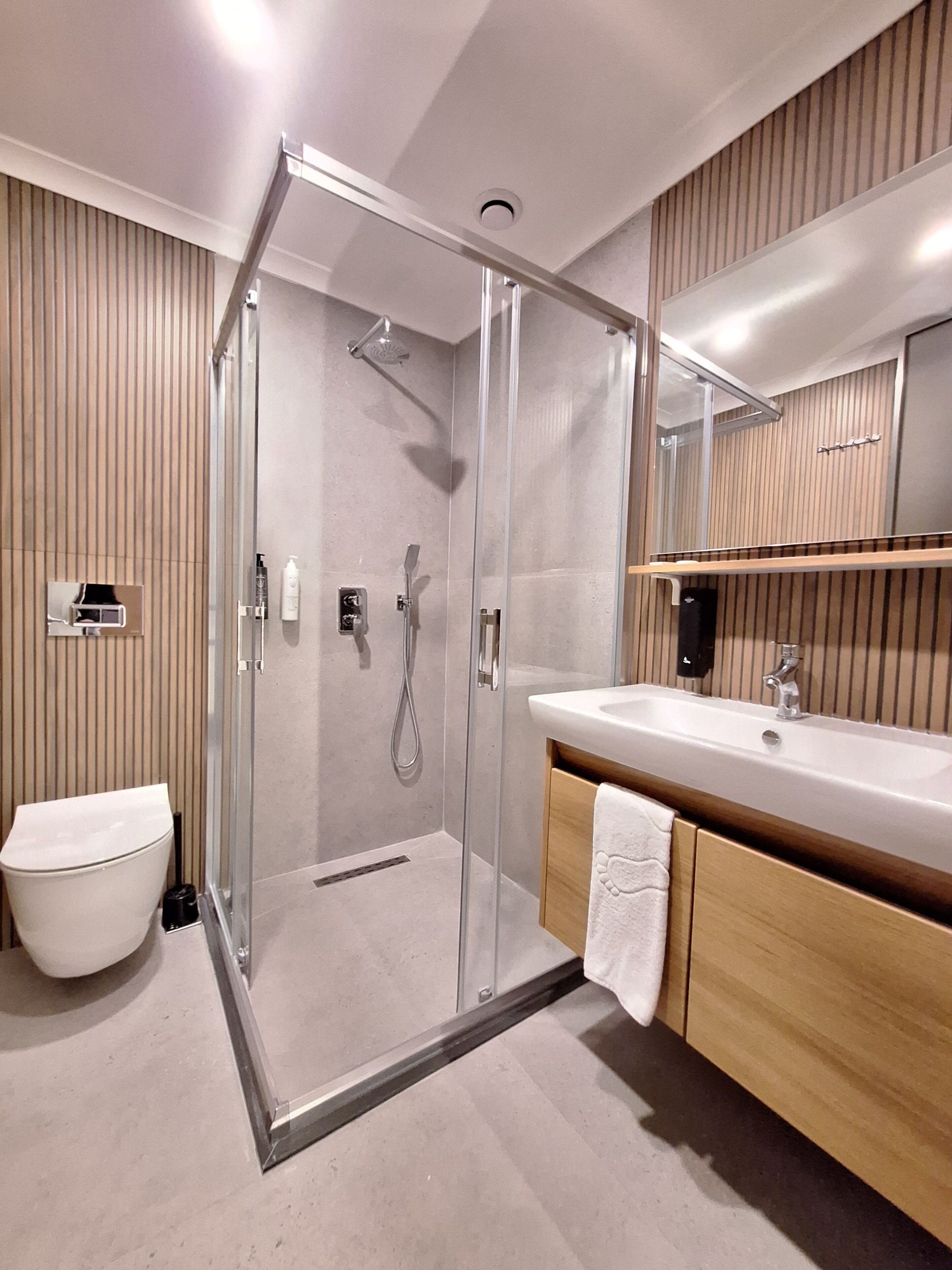 Double Room | Bathroom | Shower, free toiletries, hair dryer, slippers