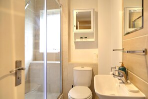 Shower, hair dryer, towels - Pass the Keys | 1BR Modern Beautiful House Pass the Keys (Cambridge)