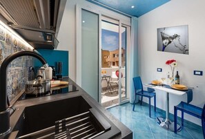 Kylskåp, mikrovågsugn, spishäll och kaffe- och tebryggare
