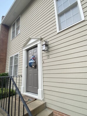Exterior detail - Cozy 2 bedroom condo, perfect for game or long weekend, <1 mile from the Square (Oxford)