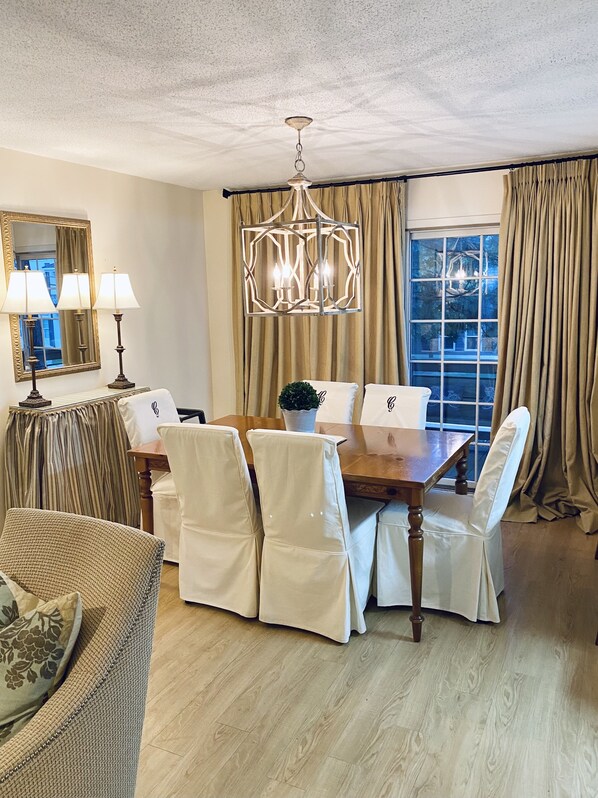 Dining - Cozy 2 bedroom condo, perfect for game or long weekend, <1 mile from the Square (Oxford)