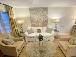 TV, DVD player - Cozy 2 bedroom condo, perfect for game or long weekend, <1 mile from the Square (Oxford)