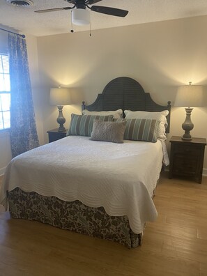 2 bedrooms, iron/ironing board, travel cot, free WiFi - Cozy 2 bedroom condo, perfect for game or long weekend, <1 mile from the Square (Oxford)