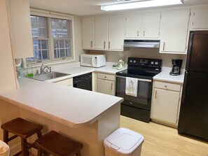 Fridge, microwave, oven, stovetop - Cozy 2 bedroom condo, perfect for game or long weekend, <1 mile from the Square (Oxford)