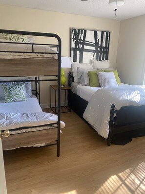 2 bedrooms, iron/ironing board, travel cot, free WiFi - Cozy 2 bedroom condo, perfect for game or long weekend, <1 mile from the Square (Oxford)