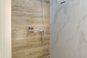Superior Double or Twin Room | Bathroom | Shower, free toiletries, hair dryer, towels