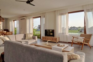 تلفزيون بشاشة مسطحة بحجم 74-سم يعرض قنوات تلفزيونية رقمية، تلفزيون