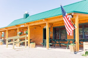 Outdoor dining - #35 - Flagpole View Cabins - King Cabin  (Columbia Falls)