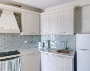 Microwave, oven, stovetop, coffee/tea maker