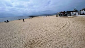 A beach with a small building, likely a lifeguard station, near the water. - Welcoming seafront apartment Tv15 (Torrevieja)